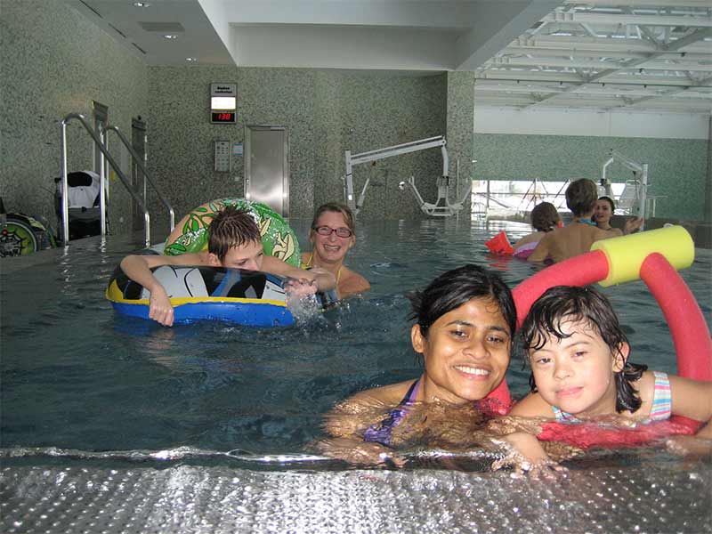 erste-schwimmausfluege-mit-eltern Charity für Schritt für Schritt